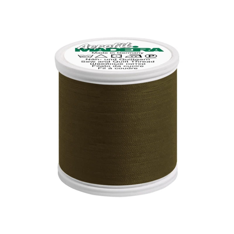Nić do szycia Madeira AEROFIL 120m w kolorze khaki (9957) na białym, okrągłym szpuli. Materiał ma gładką teksturę, idealny do szycia i quiltowania. Widoczny napis AEROFIL na górze szpuli.