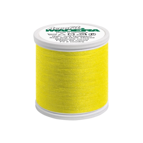 Nić do szycia Madeira AEROFIL 120 w kolorze 9980, o długości 100 m. Okrągły szpulka w intensywnym żółtym kolorze, wykonana z gładkiego materiału, przeznaczona do szycia i quiltowania. Widoczna etykieta z logo i informacjami o produkcie.