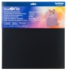 Czarna karta szablonu do embossingu ScanNCut CAEBSTS1, z widocznym napisem Embossing Template Sheets oraz przykładowym wzorem w kształcie ozdobnego opakowania z wstążką. Produkt leży płasko na jednolitym tle.