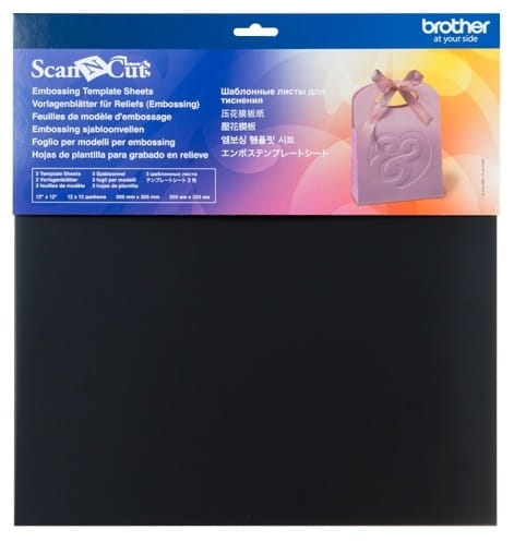 Czarna karta szablonu do embossingu ScanNCut CAEBSTS1, z widocznym napisem Embossing Template Sheets oraz przykładowym wzorem w kształcie ozdobnego opakowania z wstążką. Produkt leży płasko na jednolitym tle.