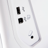 Widok z bliska na panel boczny maszyno-hafciarki Brother Innov-is V5 LE. Widoczne dwa porty USB, ikony przedstawiające połączenie z komputerem oraz zasilanie. Tło białe, panel w kolorze białym z delikatnym wykończeniem.