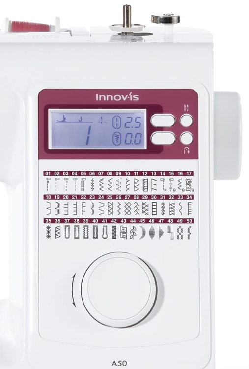 Maszyna do szycia Brother Innov-is A50 z wyświetlaczem LCD, widoczny panel sterujący z guzikami i pokrętłem do wyboru ściegów. Na górze maszyny znajduje się szpula nici, a poniżej lista dostępnych wzorów ściegów. W kolorze białym z różowymi detalami.