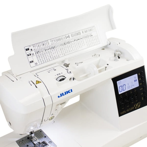 Maszyna do szycia JUKI HZL-G120 w kolorze białym, z otwartą pokrywą, wyświetlaczem LCD i panelami sterującymi. Widoczne elementy to logo JUKI, pokrętło do regulacji oraz instrukcje szycia. Produkt ustawiony w pozycji frontalnej.