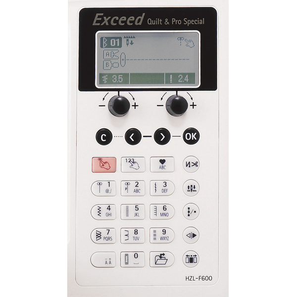 Panel sterujący maszyny do szycia JUKI HZL-F600 z wyświetlaczem LCD, przyciskami do wyboru ściegów i regulacji, w kolorze białym. Widoczna ikona ściegu oraz cyfrowe wskaźniki długości i szerokości.