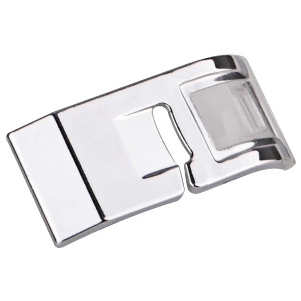 Stopka uniwersalna MATIC do maszyn do szycia, w kolorze srebrnym, metaliczna, z otworem zabudowanym. Produkt leżący, o prostokątnym kształcie, z wycięciem pośrodku, idealny do precyzyjnego szycia.