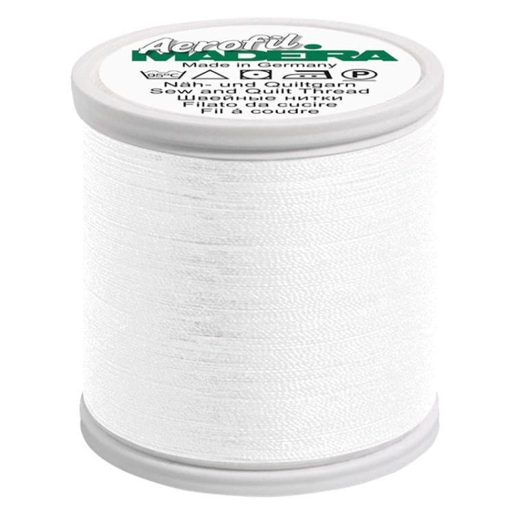 Nić do szycia Madeira AEROFIL 120 w kolorze białym, na szpuli o długości 1000 m. Szpulka z matowego plastiku, z widocznym napisem Aerofil Madeira na górze. Produkt stoi w pozycji pionowej, ukazując teksturę nici.