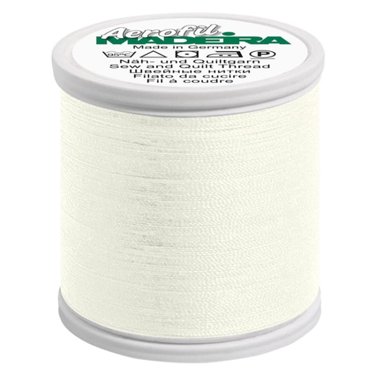 Nić do szycia Madeira AEROFIL 120, kolor 8220 - waniliowy. Szpulka z gładkim, matowym wykończeniem, stojąca w pionie. Widoczne napisy na etykiecie informujące o produkcie, z logo marki w zielonym kolorze.