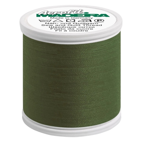 Nić do szycia Madeira AEROFIL w kolorze khaki (8795) na białym, plastikowym szpuli. Widoczny napis Aerofil Madeira na górze. Szpulka ma gładką teksturę, a nić jest mocno nawinięta, co wskazuje na długość 1000 m.