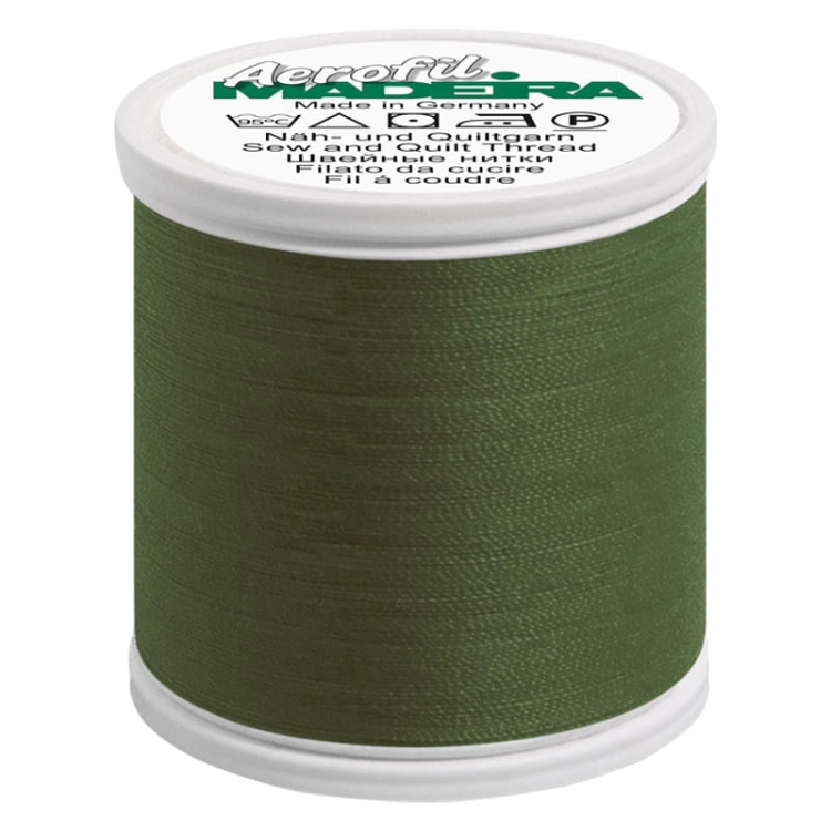 Nić do szycia Madeira AEROFIL w kolorze khaki (8795) na białym, plastikowym szpuli. Widoczny napis Aerofil Madeira na górze. Szpulka ma gładką teksturę, a nić jest mocno nawinięta, co wskazuje na długość 1000 m.
