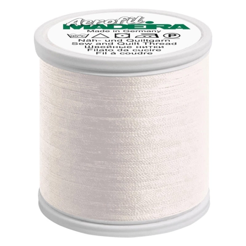 Nić do szycia Madeira AEROFIL 120 w kolorze jasnobrzoskwiniowym (8820), nawinięta na szpuli o wysokości około 10 cm i średnicy 5 cm. Włókno o gładkiej strukturze, idealne do szycia i quiltowania. Etykieta z nazwą i informacjami jest widoczna na górze.