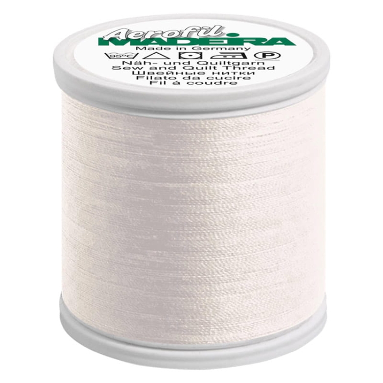 Nić do szycia Madeira AEROFIL 120 w kolorze jasnobrzoskwiniowym (8820), nawinięta na szpuli o wysokości około 10 cm i średnicy 5 cm. Włókno o gładkiej strukturze, idealne do szycia i quiltowania. Etykieta z nazwą i informacjami jest widoczna na górze.