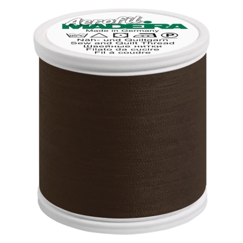 Nić do szycia Madeira AEROFIL 120 w ciemnobrązowym kolorze 9300, na białym plastikowym szpuli z widocznym oznaczeniem marki i napisem Made in Germany. Szpula o pojemności 1000 m, z fakturą gładką, idealna do szycia i quiltowania.