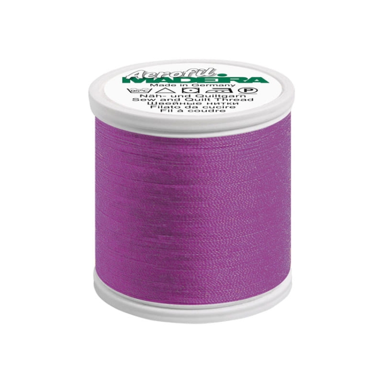 Nić do szycia Madeira AEROFIL 120, kolor 8340, w odcieniu wrzosowym. Szpula o wysokości 10 cm, z widocznym białym logo na górze. Produkt ma gładką teksturę, idealny do szycia i quiltowania.