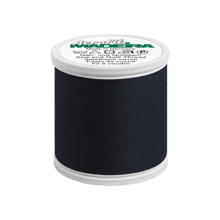Nić do szycia Madeira AEROFIL 120, kolor 8440 - bardzo ciemny granatowy. Spool o wysokości 10 cm, z białą nakrętką, gładką teksturą, przeznaczony do szycia i quiltowania. Widoczne napisy: Aerofil, Made in Germany.