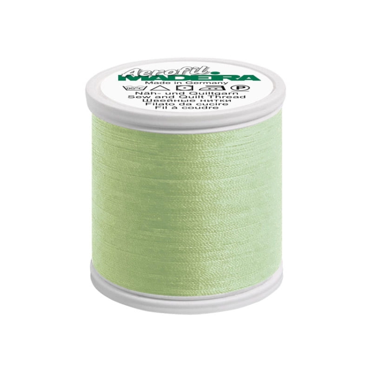 Nić do szycia Madeira AEROFIL 120 w kolorze 8648, jaśminowy, na białym tle. Spool o wysokości około 10 cm, wykonany z gładkiego materiału, przeznaczony do szycia i quiltowania, z czytelnym napisem na etykiecie.