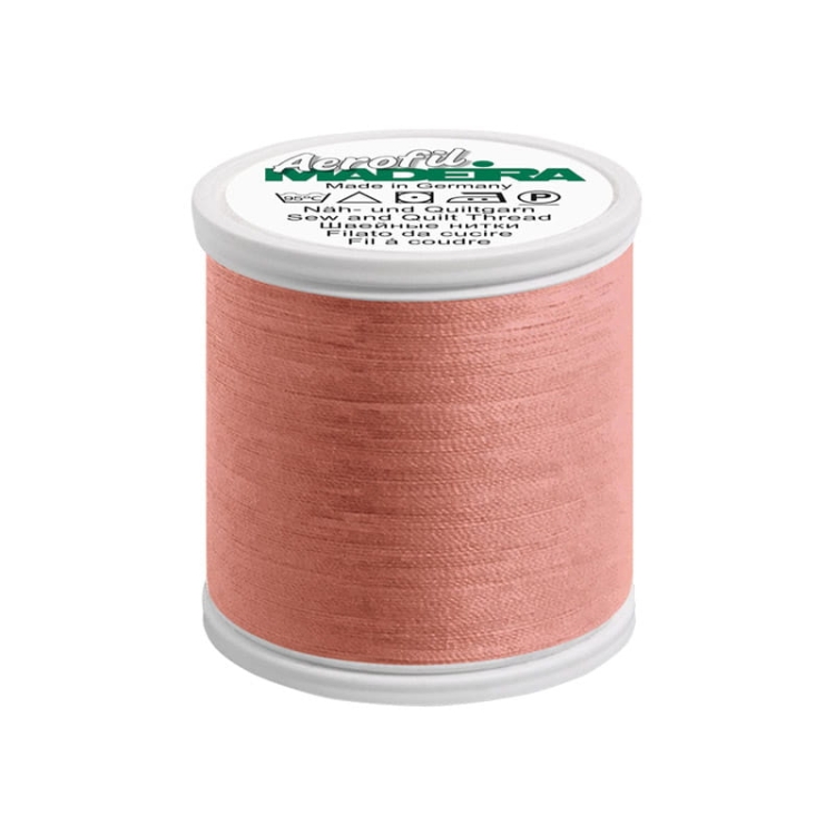 Nić do szycia Madeira AEROFIL 120 w kolorze 8656, łososiowa, na białym plastikowym szpuli. Widoczny etykieta z logo Aerofil oraz informacjami o produkcie. Szpula z nićmi w pozycji stojącej, ukazuje teksturę i kolor nici.