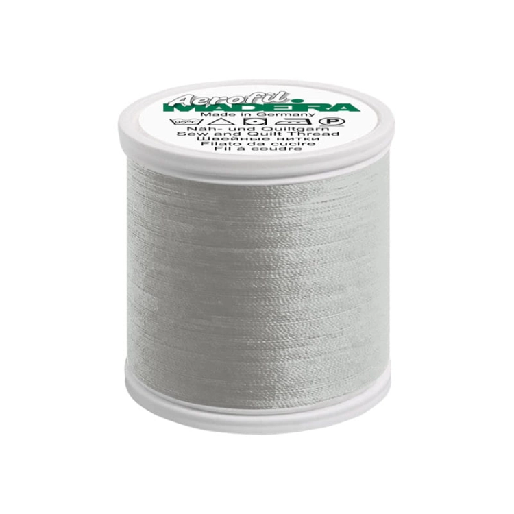 Nić do szycia Madeira AEROFIL 120 w kolorze 8687, zielonoszary, na białym szpuli. Długość 400 m. Widoczna etykieta z logo producenta oraz informacjami o produkcie. Szpulka w pozycji stojącej, z gładką, błyszczącą fakturą nici.