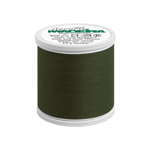 Nić do szycia Madeira AEROFIL 120 w kolorze 8705, bardzo ciemna, na białym plastikowym szpuli. Widoczny napis z logo marki oraz informacjami o produkcie. Szpula stojąca, prezentująca gładką, teksturowaną nić o długości 400 m.