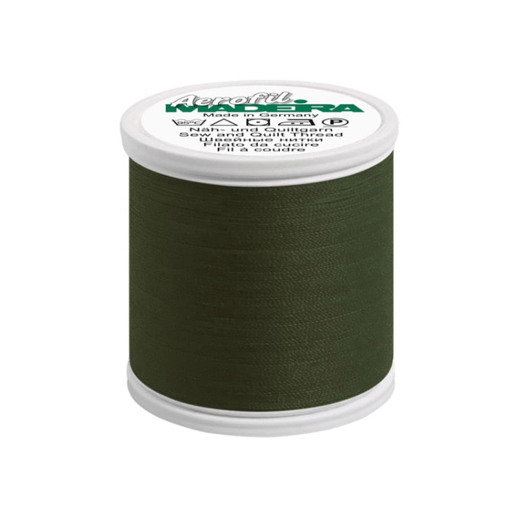 Nić do szycia Madeira AEROFIL 120 w kolorze 8705, bardzo ciemna, na białym plastikowym szpuli. Widoczny napis z logo marki oraz informacjami o produkcie. Szpula stojąca, prezentująca gładką, teksturowaną nić o długości 400 m.