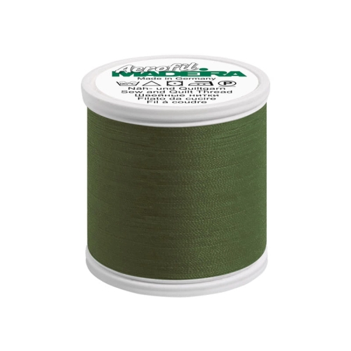 Nić do szycia Madeira AEROFIL 120 w kolorze khaki (8795) na białym plastikowym szpuli, z widocznym napisem informacyjnym. Szpula ma prostą, cylindryczną formę, a nić jest gładka, matowa, o długości 400m.