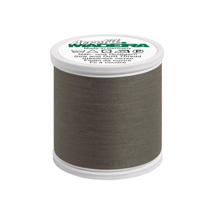 Nić do szycia Madeira AEROFIL 120 w kolorze 9051, brązowozielona. Spool o wysokości 10 cm, wykonany z gładkiego, matowego materiału, z czytelnym napisem na białej pokrywce. Idealna do szycia i quiltowania, długość 400 m.