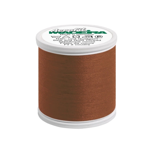 Nić do szycia Madeira AEROFIL 120, kolor 9730 jasnobrązowy, na białym plastikowym szpuli. Włókno o gładkiej fakturze, wysokość szpuli widoczna z boku. Etykieta z logo, informacjami o produkcie, umieszczona na górze. Długość nici 400m.