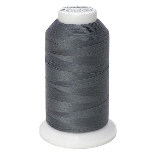 Nić owerlokowa Madeira AEROLOCK 125 w kolorze ciemnoszarym (8111) na białym, plastikowym stojaku. Szpulka o długości 2500 m z gładką, matową powierzchnią, idealna do szycia i wykańczania materiałów. Widoczny napis na górze szpulki.