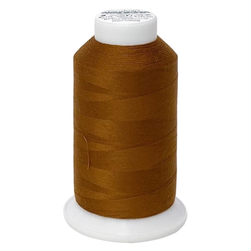 Nić owerlokowa Madeira AEROLOCK 125 w kolorze cynamonowym (9735), na białym plastikowym szpuli, wysokości około 12 cm, z gładką i lśniącą teksturą, przeznaczona do szycia i wykończeń.