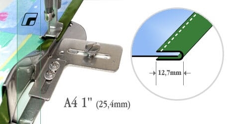 Lamownik składający na pół A4, szerokość 25,4 mm, z odległością zszycia 12,7 mm. Prezentacja narzędzia przy maszynie do szycia z widoczną częściową ilustracją złożonego materiału.