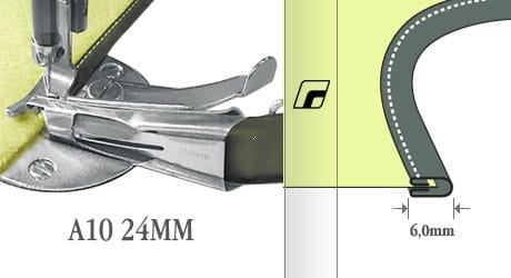 Lamownik obustronnie podwijający A10 24mm z metalową konstrukcją. Widoczny proces zszywania materiału podwiniętego na 6mm, z wyraźnym oznaczeniem szerokości 24mm. Ujęcie z boku, pokazujące szczegóły mechanizmu.