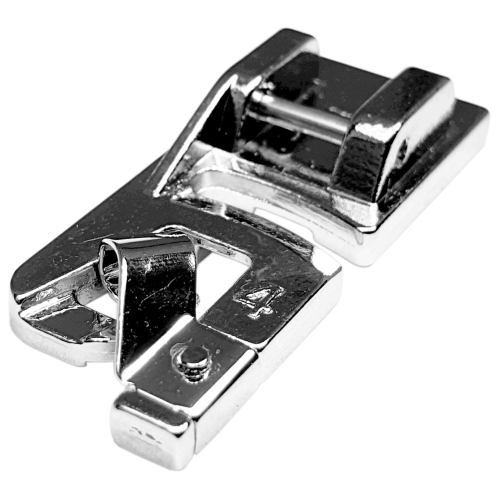 Stopka do podwijania MATIC 4mm, wykonana z metalu, z widoczną szczeliną do przymocowania do maszyny do szycia. Ujęcie w zbliżeniu ukazuje detale konstrukcji, w tym numer 4 na stopce. Idealna do obrębiania tkanin.