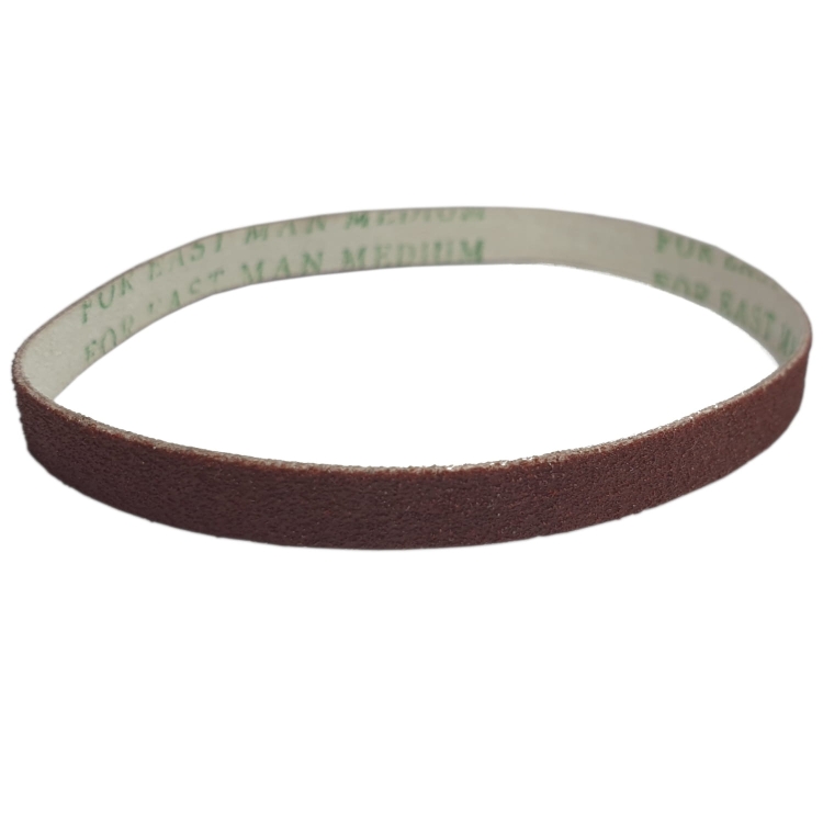 Pasek ostrzący 181C2-2 średnioziarnisty, o wymiarach 220x7 mm, w brązowym kolorze, przeznaczony do noża pionowego. Widoczny jest z boku, z gładką stroną wewnętrzną z napisem.