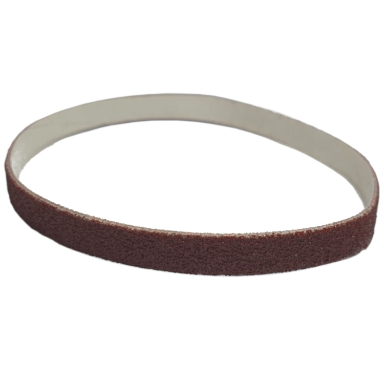Pasek ostrzący gruboziarnisty 220x7 mm w kolorze brązowym, z teksturowaną powierzchnią, okrągły, elastyczny, przeznaczony do noża pionowego. Widok z boku, ułożony poziomo.