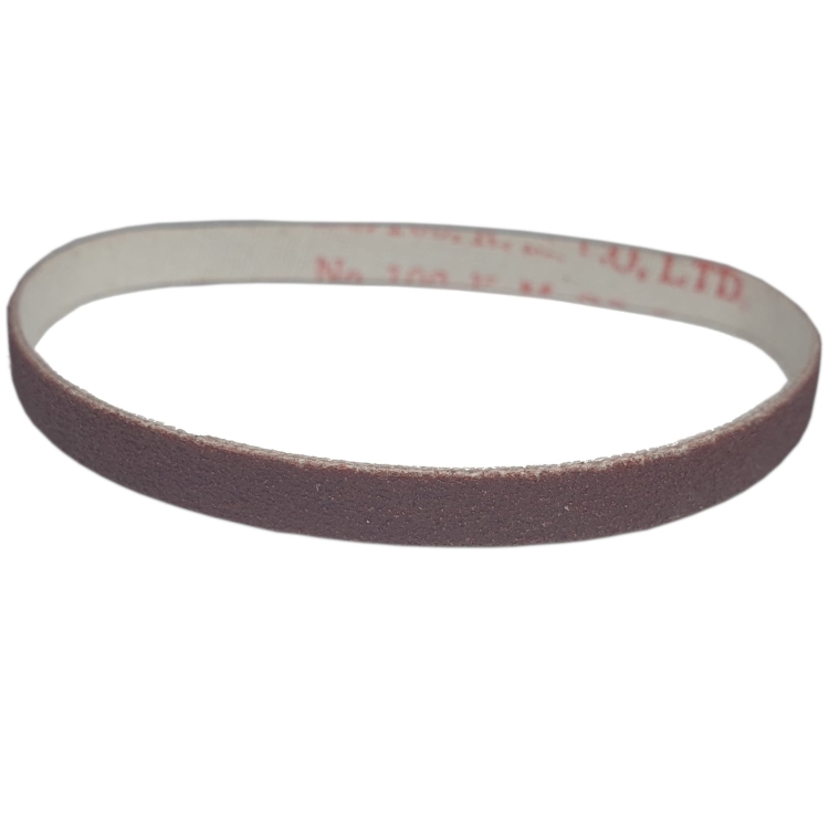 Pasek ostrzący KM-100, średnioziarnisty, o wymiarach 180x6 mm. W kolorze brązowym, z widoczną teksturą ścierną. Ujęcie z boku, ukazujące elastyczny kształt paska. Przeznaczony do noża pionowego. Tło białe.
