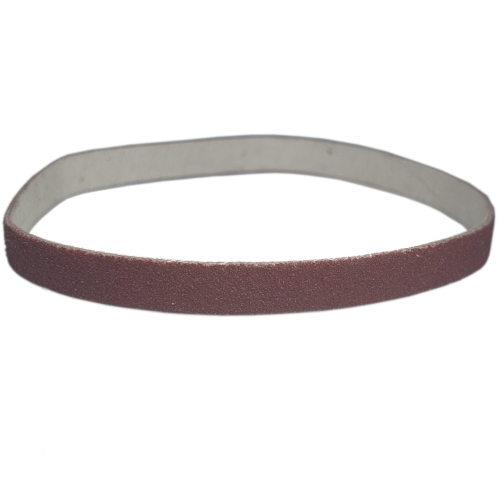 Pasek ostrzący KM-120, drobnoziarnisty, w kolorze brązowym, o wymiarach 180x6 mm, z widoczną teksturą szlifierską. Ułożony w okrąg, z białym wnętrzem. Idealny do noża pionowego, zapewniający precyzyjne ostrzenie.
