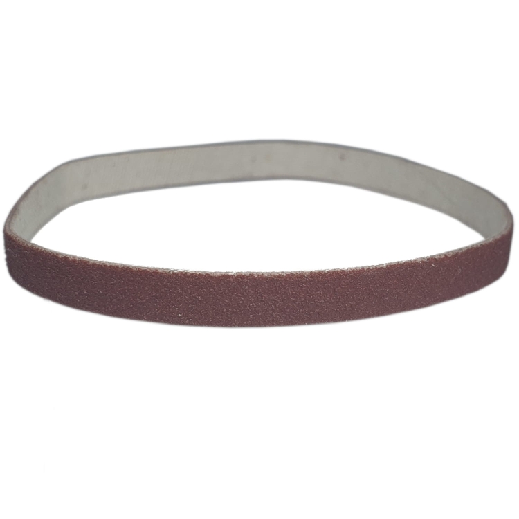 Pasek ostrzący KM-120, drobnoziarnisty, w kolorze brązowym, o wymiarach 180x6 mm, z widoczną teksturą szlifierską. Ułożony w okrąg, z białym wnętrzem. Idealny do noża pionowego, zapewniający precyzyjne ostrzenie.
