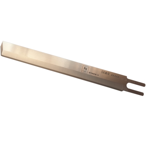 Ostrze 5 gładkie 5KM-HSS JUNIOR do noża pionowego, wykonane z stali szybkotnącej. Ma prostokątny kształt, z wyraźnymi napisami 5KMN i HIGH SPEED STEEL. Widoczne przycięcia na końcówce. Produkt leżący na białym tle.