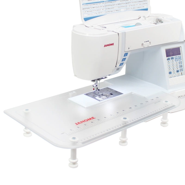 Stolik powiększający pole robocze do maszyn Janome Skyline S3, S5, S7, S9 i MC9900. Przezroczysta powierzchnia z oznaczeniami w centymetrach, stabilne nóżki. Umożliwia łatwe wsparcie podczas szycia większych projektów.