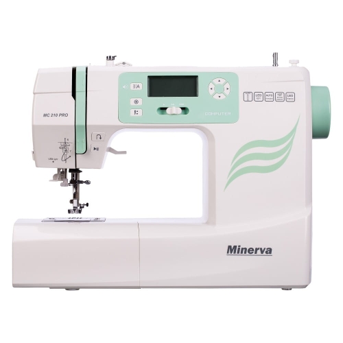 Maszyna do szycia Minerva MC210 Pro w kolorze białym z zielonymi akcentami. Wyposażona w elektroniczny panel sterowania, wyświetlacz LCD i różne funkcje szycia. Ujęcie frontalne, pokazujące igłę i stopkę. Na obudowie widoczne logo Minerva.