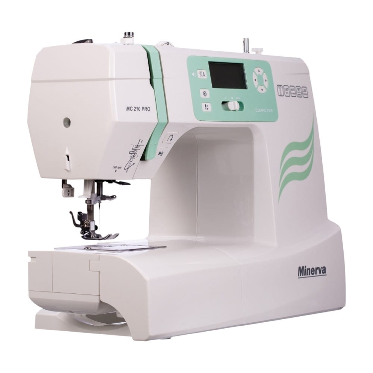 Maszyna do szycia Minerva MC210 Pro w kolorze białym z zielonymi akcentami, z cyfrowym panelem sterującym i widoczną stopką. Produkt jest ustawiony frontalnie, z wyraźnym widokiem na igłę i stół roboczy. Idealna do szycia różnych materiałów.