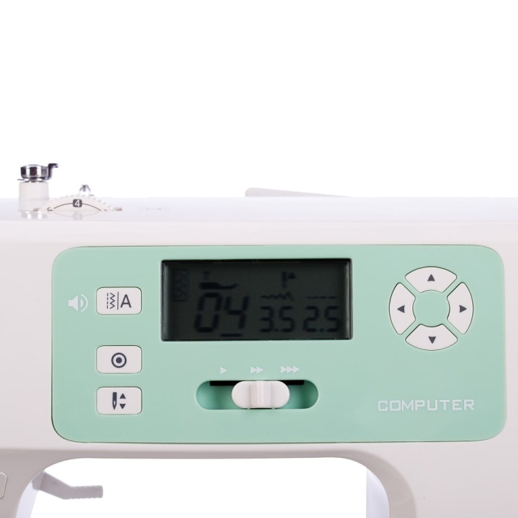 Maszyna do szycia Minerva MC210 Pro z białą obudową i zielonym panelem sterującym. Widoczny wyświetlacz LCD z ustawionymi parametrami szycia oraz przyciski funkcyjne. Na górze znajduje się pokrętło do regulacji.