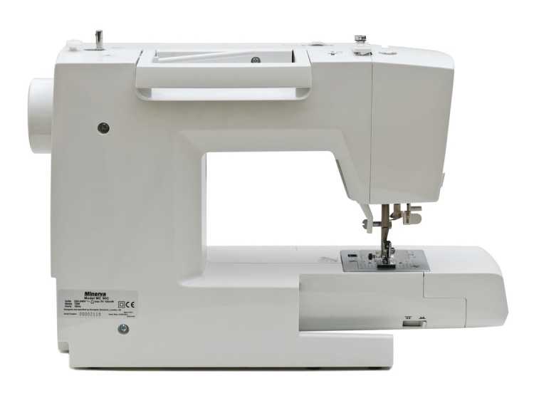 Maszyna do szycia Minerva MC90C w kolorze białym, widok z boku, z widocznym mechanizmem szyjącym i uchwytem. Na obudowie znajdują się przyciski oraz oznaczenia. Produkt idealny dla amatorów szycia, z dodatkowymi akcesoriami w zestawie.