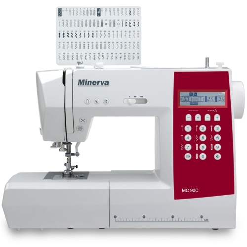 Maszyna do szycia Minerva MC90C w kolorze białym z czerwonym panelem sterującym. Wyposażona w wyświetlacz LCD, przyciski wyboru ściegów oraz stację na dodatki. Widoczna stopka i igła, umieszczona na prostym tle.