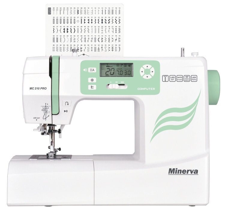 Maszyna do szycia Minerva MC210 Pro w białym kolorze z zielonymi akcentami, z wyświetlaczem LED i panelem sterującym. Widoczne różne ściegi na załączonej karcie. Ułożona w pozycji stojącej, z widocznym mechanizmem szyjącym.
