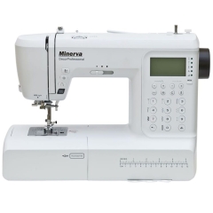 Maszyna do szycia Minerva DecorProfessional w kolorze białym, z elektronicznym panelem sterującym i wyświetlaczem, umieszczona w pozycji frontalnej. Widoczne są przyciski funkcyjne, a także stół z wbudowanym wskaźnikiem długości.