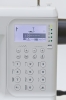 Panel sterujący maszyny do szycia Minerva DecorProfessional z wyświetlaczem LCD, przyciskami do wyboru ściegów oraz diodami sygnalizacyjnymi. Widoczny jest także wskaźnik igły i dolny chwytacz. Kolor obudowy: biały.