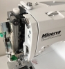 Maszyna do szycia Minerva DecorProfessional w kolorze białym, widok z boku. Zawiera widoczne elementy sterujące, w tym pokrętło i przyciski. Odsłonięty mechanizm pokazuje metalowe i plastikowe części, zapewniające precyzyjne szycie.
