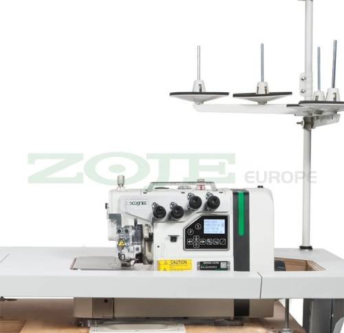 Owerlok ZOJE B9500-13-PD3-02 w kolorze białym, 2-igłowy, 4-nitkowy, automatyczny, umieszczony na stole. Widoczny panel sterujący z wyświetlaczem i pokrętłami, trzy szpulki na górze. Tło jasne, proste.