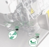 Owerlok ZOJE B9500-13-PD3-02 w ujęciu z bliska, pokazujący igłę, mechanizm i elementy sterujące. Na metalowej podstawie widoczne ikony funkcji cięcia i podnoszenia stopki. Maszyna w kolorze białym z przezroczystą osłoną.
