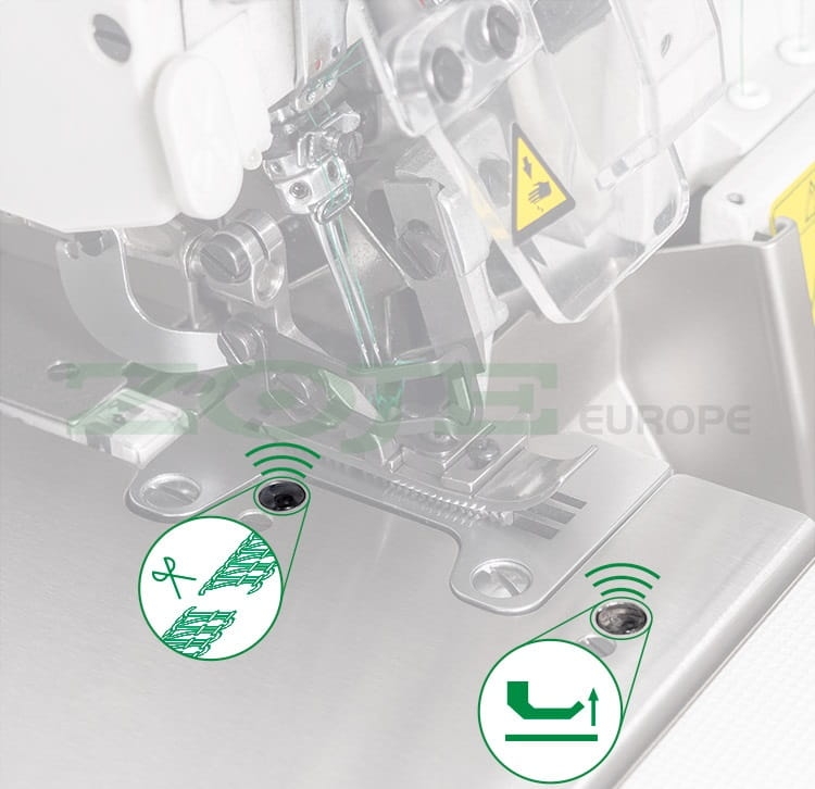 Owerlok ZOJE B9500-13-PD3-02 w ujęciu z bliska, pokazujący igłę, mechanizm i elementy sterujące. Na metalowej podstawie widoczne ikony funkcji cięcia i podnoszenia stopki. Maszyna w kolorze białym z przezroczystą osłoną.